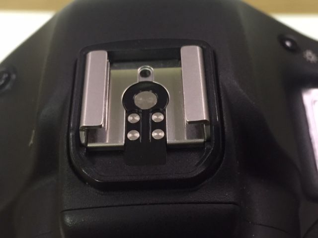 IMAGE: http://i864.photobucket.com/albums/ab204/simonchan/Cam_Hot_Shoe_Close.jpg