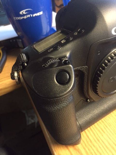 IMAGE: http://i864.photobucket.com/albums/ab204/simonchan/Cam_Top_Right_Shutter_Button.jpg