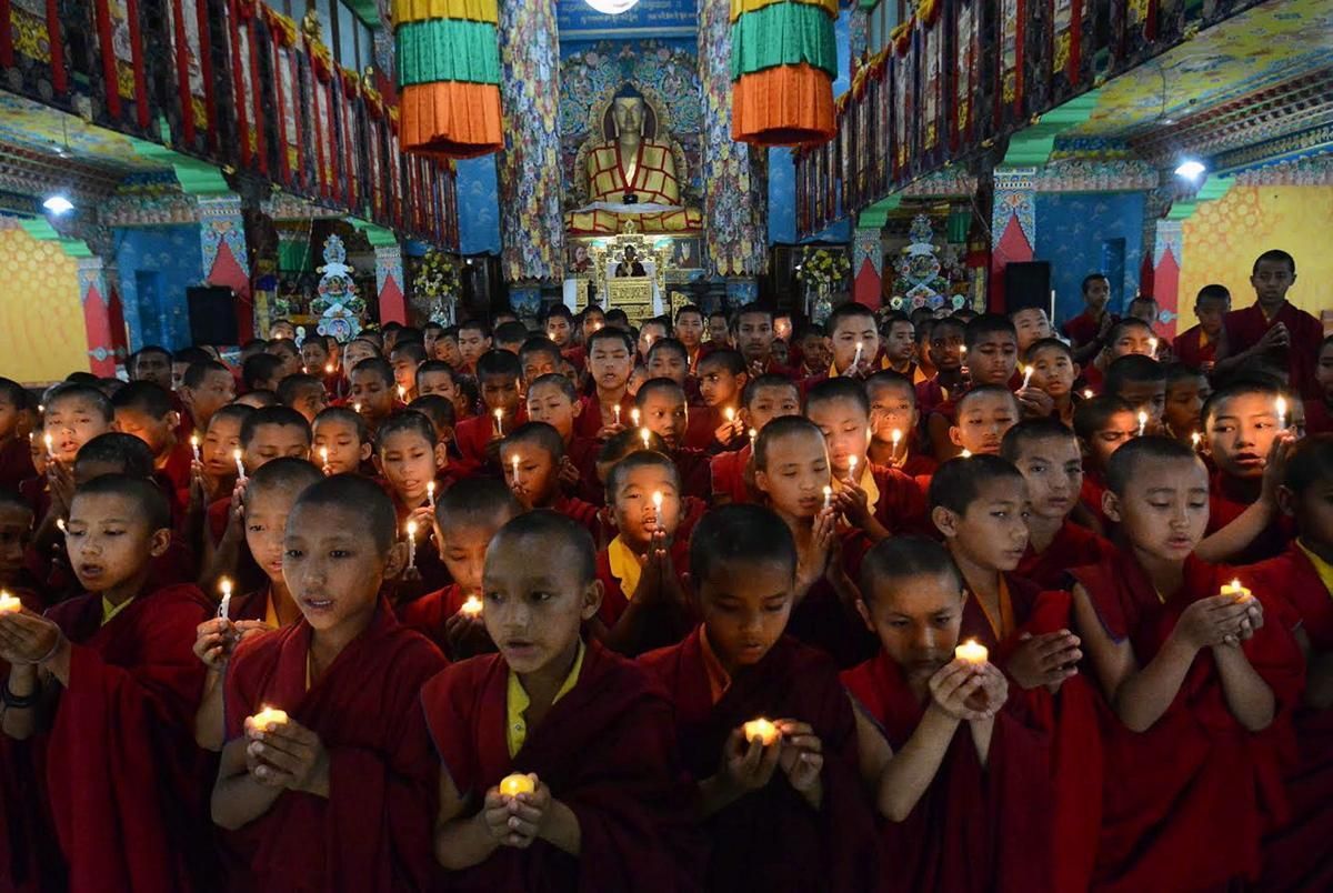 nepalese-pray-victims-earthquake_zpskqkfxxi5.jpg