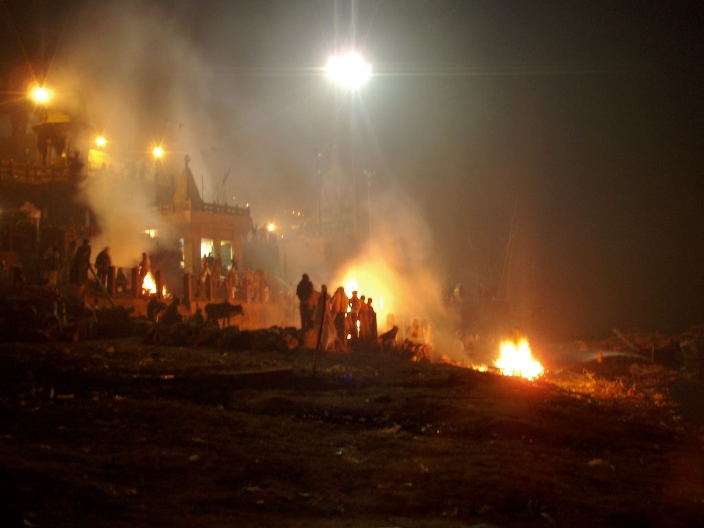 Burning_ghats_of_Manikarnika_Varanasi_zpse788f3b5.jpg